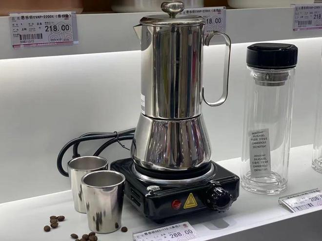 好几百美元的鞋子现在一百多块拿下”外贸好东西卖爆了→AG旗舰厅中国区不出口美国了上海市民疯狂“捡漏”！“(图4)
