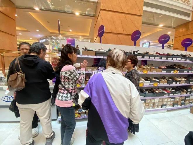 好几百美元的鞋子现在一百多块拿下”外贸好东西卖爆了→AG旗舰厅中国区不出口美国了上海市民疯狂“捡漏”！“(图3)