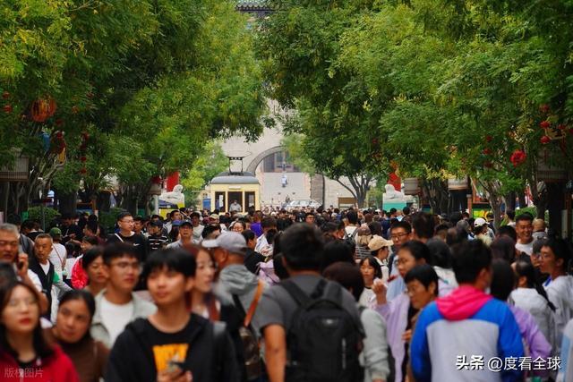 爆的老街区藏着中国人最爱的烟火与国潮AG旗舰厅前门大街爆火:20万人挤(图3) 爆的老街区藏着中国人最爱的烟火与国潮AG旗舰厅前门大街爆火:20万人挤(图3)