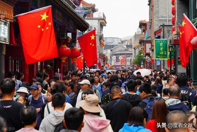 爆的老街区藏着中国人最爱的烟火与国潮AG旗舰厅前门大街爆火:20万人挤(图2) 爆的老街区藏着中国人最爱的烟火与国潮AG旗舰厅前门大街爆火:20万人挤(图2)