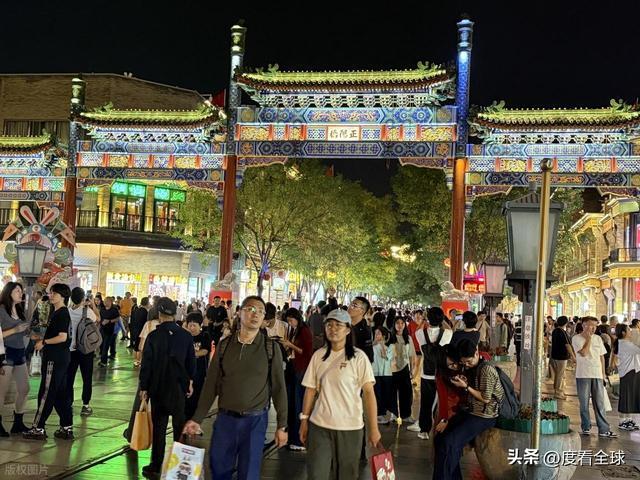 爆的老街区藏着中国人最爱的烟火与国潮AG旗舰厅前门大街爆火:20万人挤(图8) 爆的老街区藏着中国人最爱的烟火与国潮AG旗舰厅前门大街爆火:20万人挤(图8)