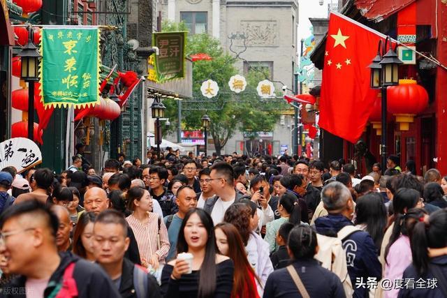 爆的老街区藏着中国人最爱的烟火与国潮AG旗舰厅前门大街爆火:20万人挤(图5) 爆的老街区藏着中国人最爱的烟火与国潮AG旗舰厅前门大街爆火:20万人挤(图5)