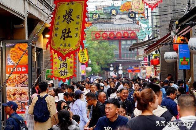 爆的老街区藏着中国人最爱的烟火与国潮AG旗舰厅前门大街爆火：20万人挤(图9)