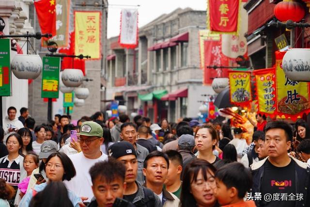 爆的老街区藏着中国人最爱的烟火与国潮AG旗舰厅前门大街爆火:20万人挤(图7) 爆的老街区藏着中国人最爱的烟火与国潮AG旗舰厅前门大街爆火:20万人挤(图7)