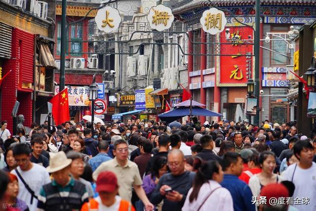 爆的老街区藏着中国人最爱的烟火与国潮AG旗舰厅前门大街爆火：20万人挤(图6)