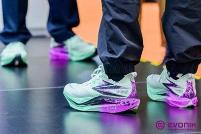 布第二代Mass Balance低碳环保跑鞋飞燃5ag旗舰厅注册科技赋能绿色未来：361°联合赢创发(图2)