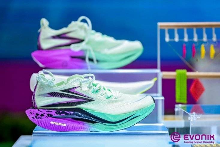 布第二代Mass Balance低碳环保跑鞋飞燃5ag旗舰厅注册科技赋能绿色未来：361°联合赢创发(图3)